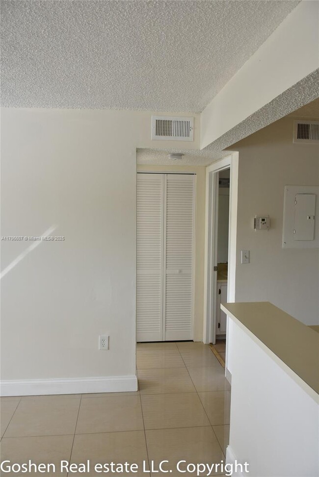 Building Photo - 351 Palm Way