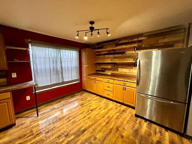 Building Photo - Beautiful 3 level home on a quiet cul-de-sac in Greenbrier Knolls--AVAILABLE NOW!!!!