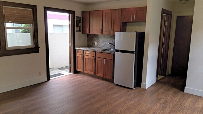 Building Photo - R00164