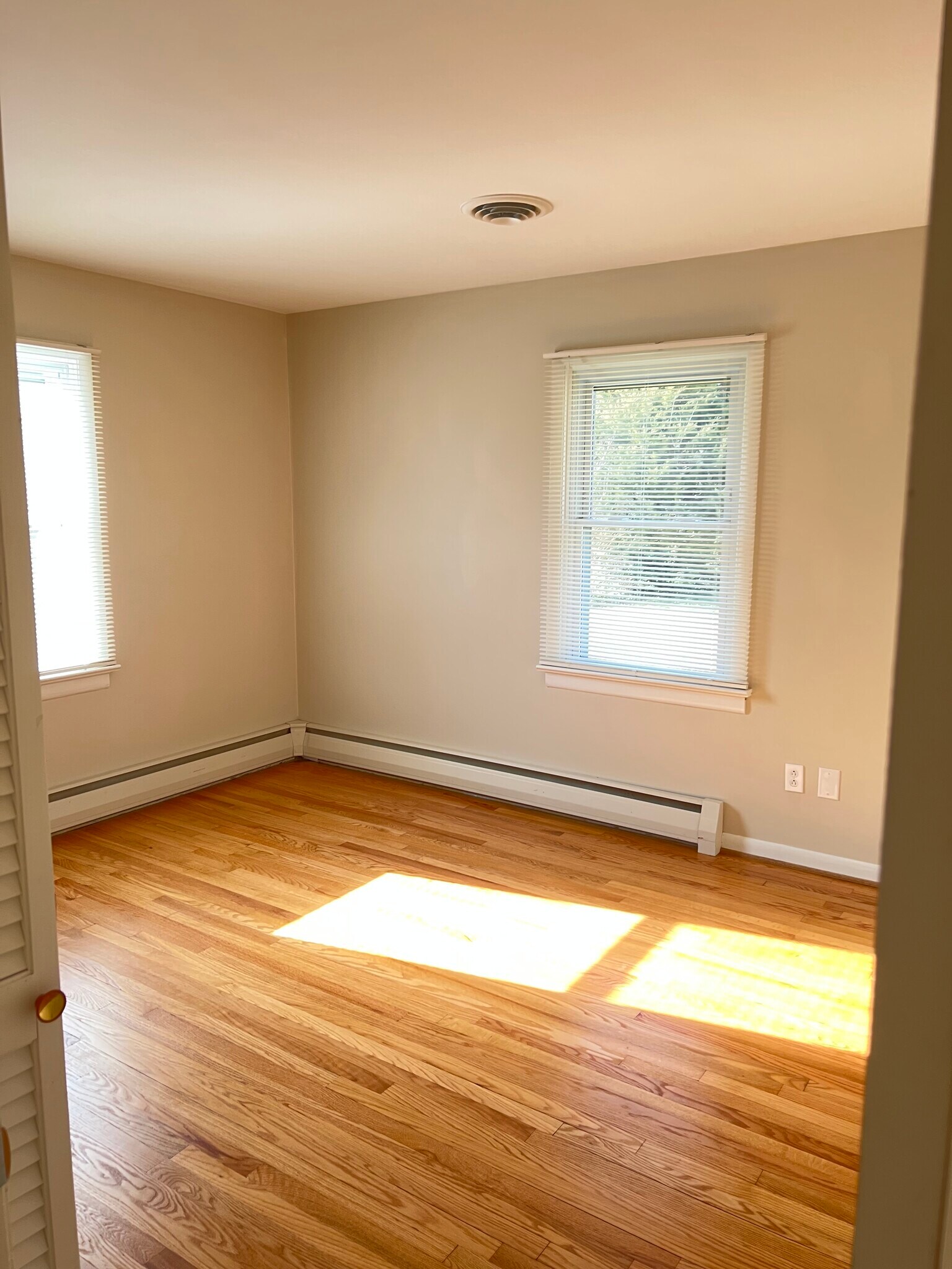 Building Photo - 8188 Meadowview Ln