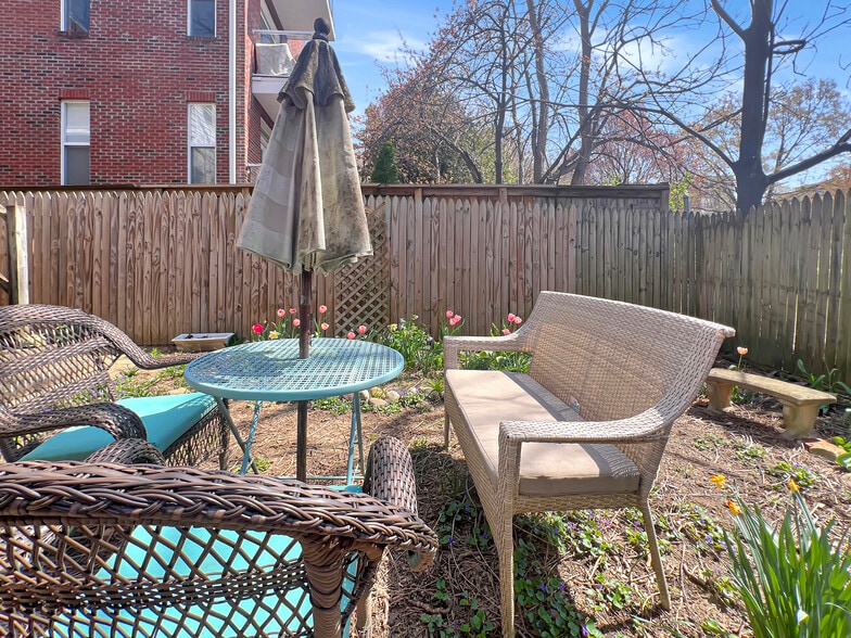 Building Photo - 1856 Mintwood Pl NW