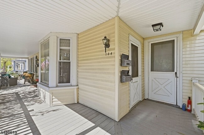 Building Photo - 104 Maple Ave