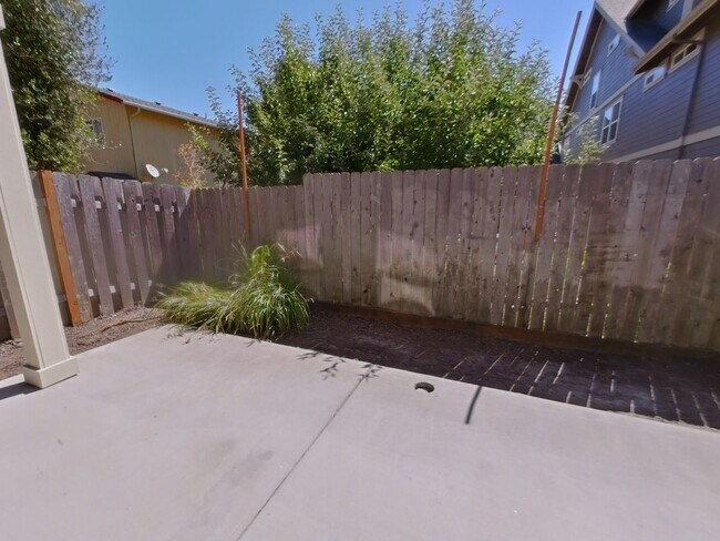 Building Photo - 335-337 NW 18th St.