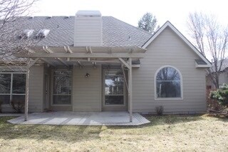 Building Photo - 576 E Riverchase Way
