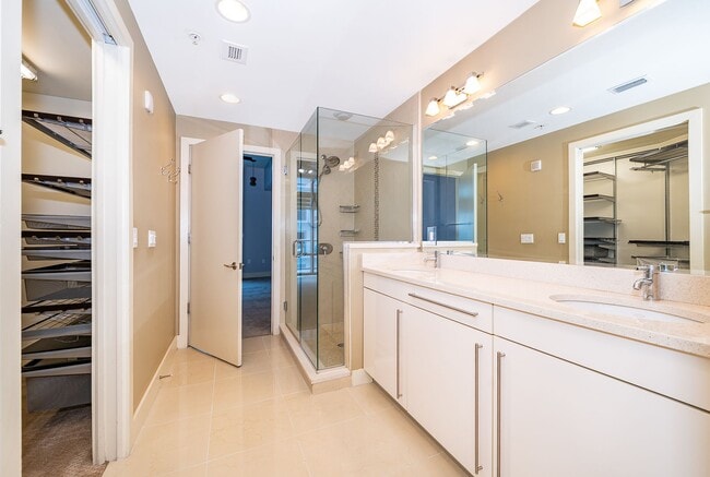 Building Photo - Beautiful 1BR/2BA Luxury High-Rise Condo in Downtown Orlando - Star Tower!