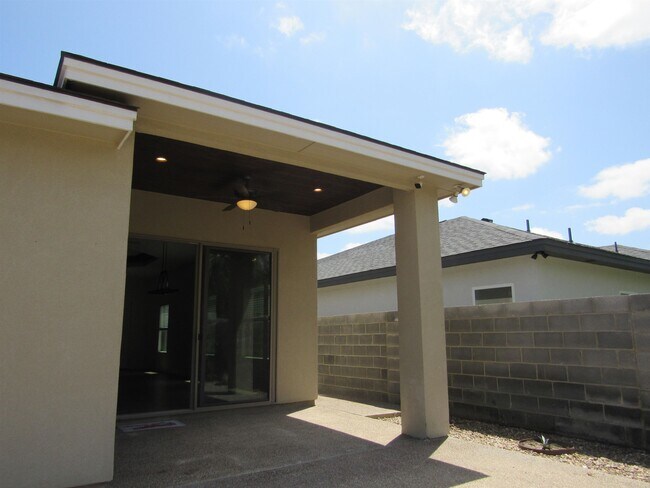 Building Photo - 2419 Messi St