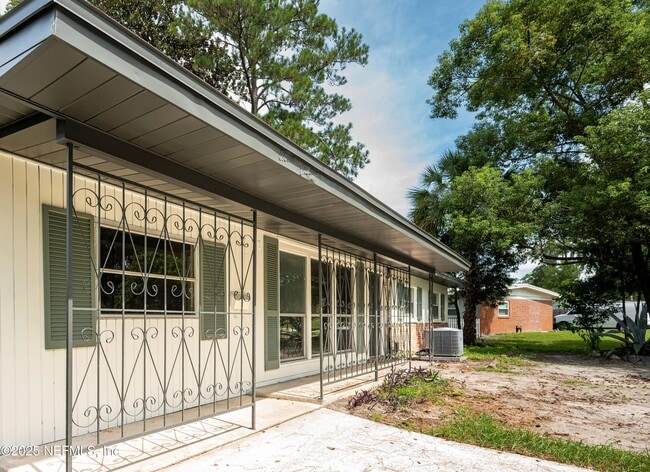 Building Photo - 313 Suzanne Dr