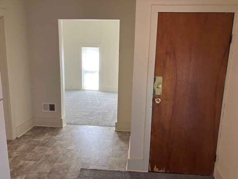 504 1/2 toward living room - 504 E Clinton St.