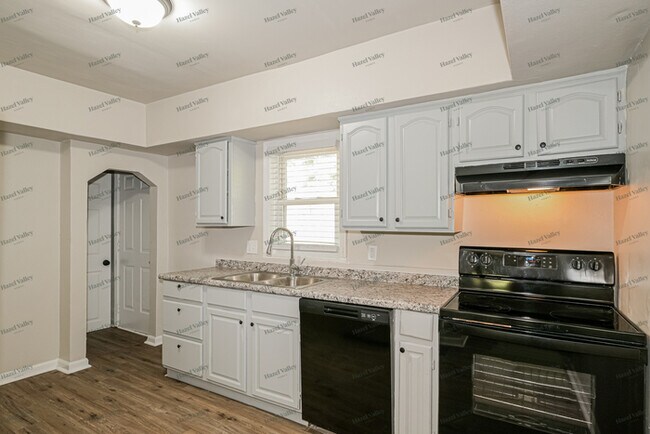 Building Photo - 529 La Motte Ln