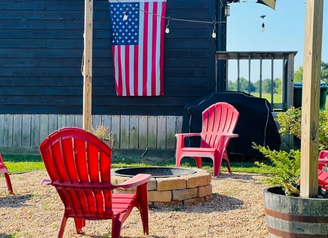 Building Photo - Hudson's Boat House - FOR RENT