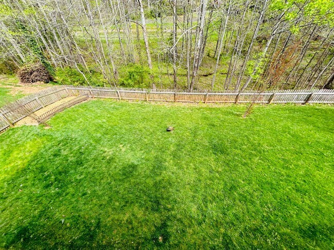 Building Photo - Incredible 4 bedroom/5 bath Tri-level home in Willoughby Park in NW Greensboro with finished base...