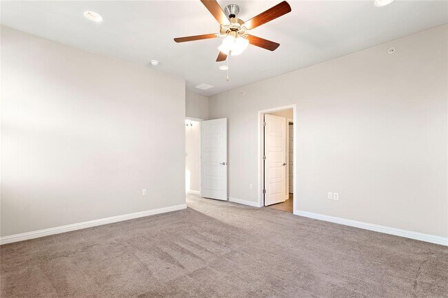 Building Photo - 13800 Lyndhurst St
