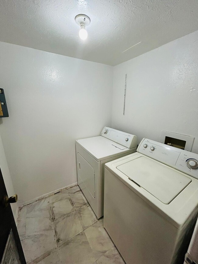 Building Photo - 3912 Crayrich Cir