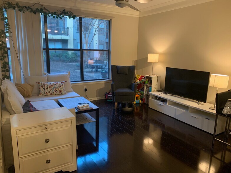 Living room - 400 17th St NW