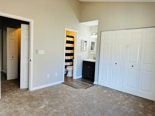 Building Photo - Two Bedroom Townhome located on Golf Course