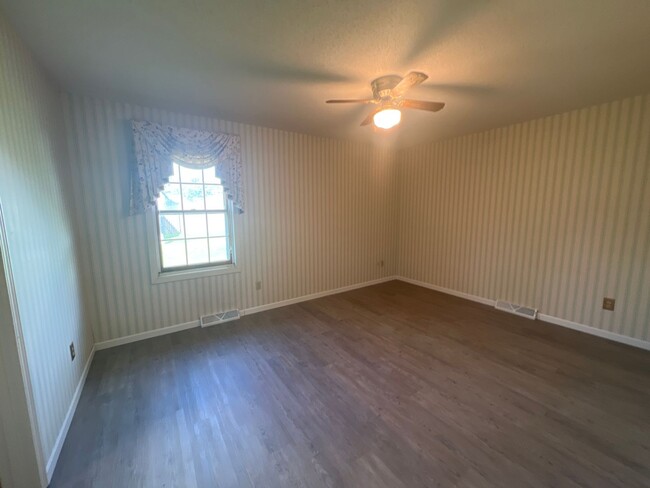 Building Photo - Available Now! 3 BEDROOM 2 BATH IN WESTCHE...