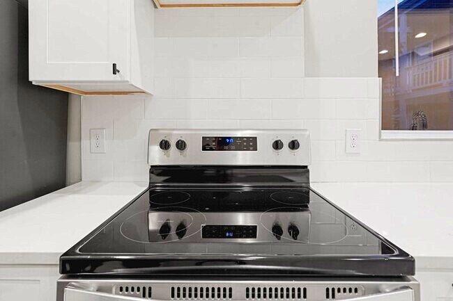 Building Photo - 381 Adams St