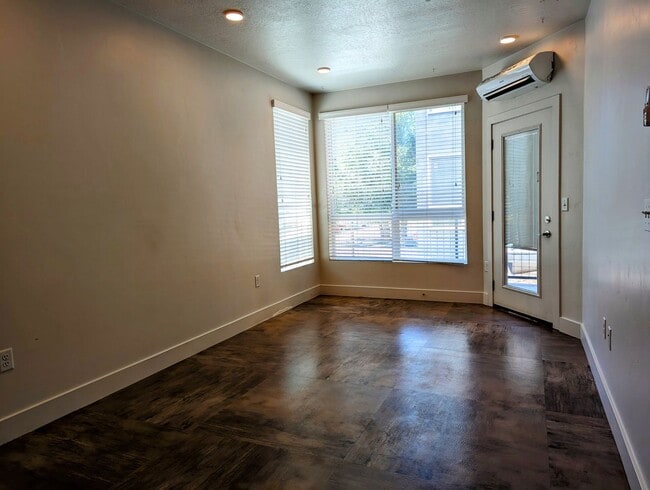 Building Photo - Contemporary one bedroom one bath in Salt ...