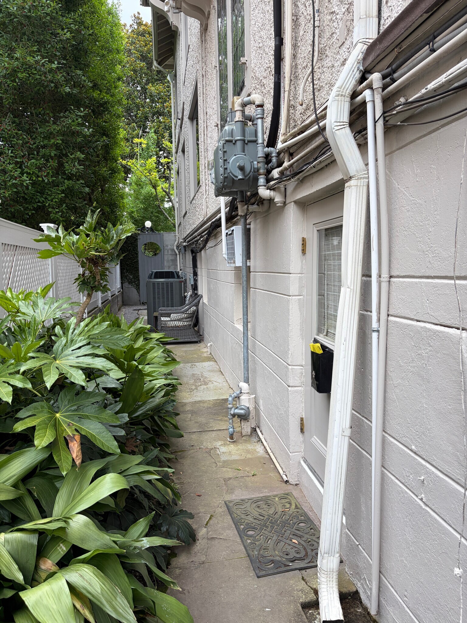 alley/door to apartment - 1509 Robert St