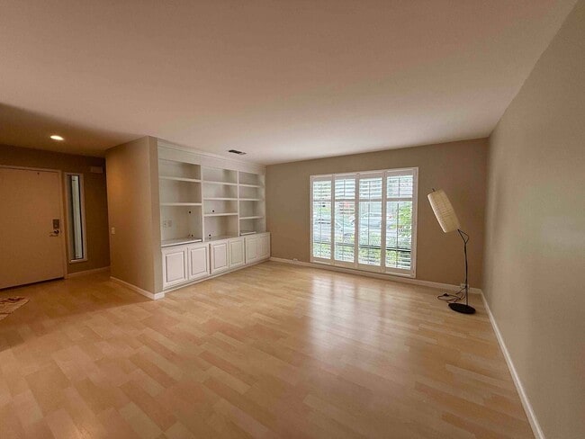 Building Photo - Fabulous Campus Commons 3 Bedroom