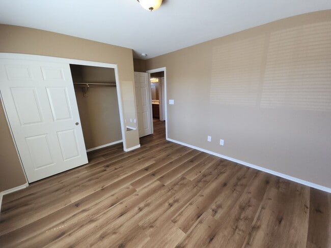 Building Photo - Beautiful detached home with fully fenced back yard.