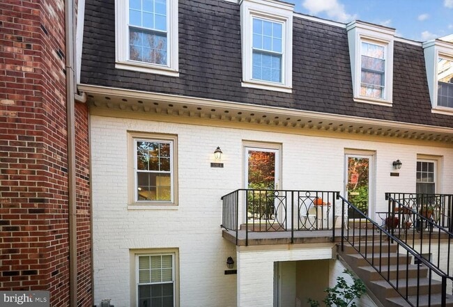 Building Photo - 3291 Sutton Pl NW