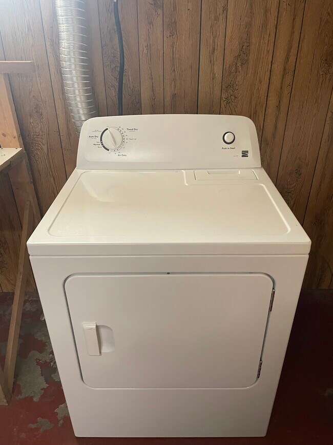 Building Photo - 556 E 5th St