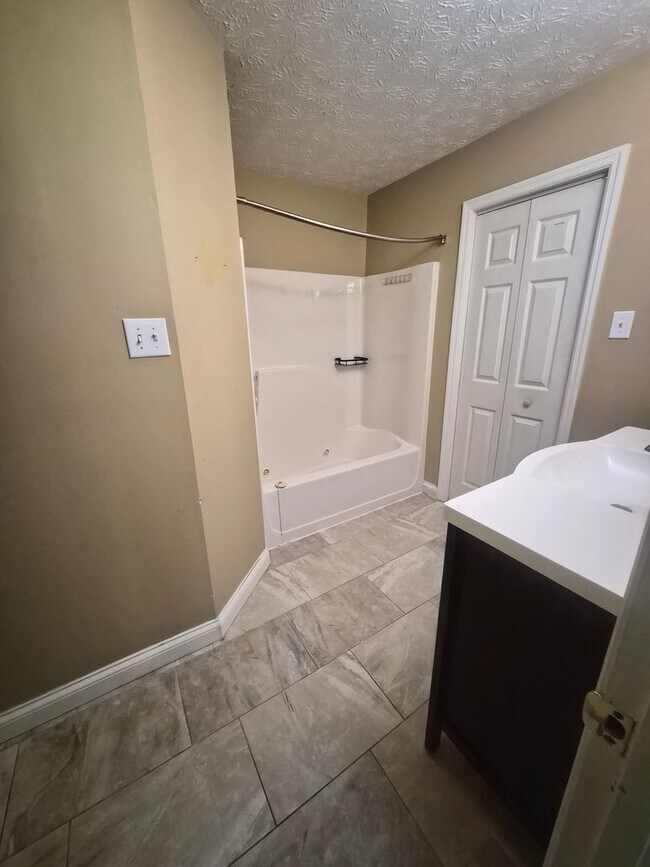 Building Photo - West Knoxville 37934 - 3 bedroom, 2.5 bath with a sunroom and 1-car garage - Call Lisa Vineyard 8...