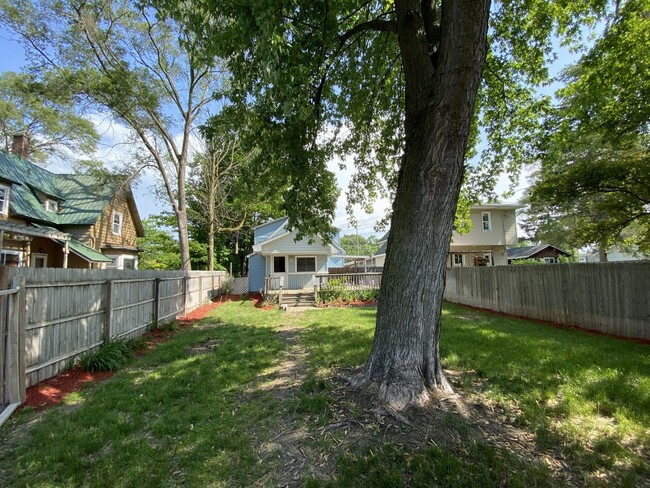 Building Photo - CENTRALLY LOCATED THREE BEDROOM HOUSE IN H...