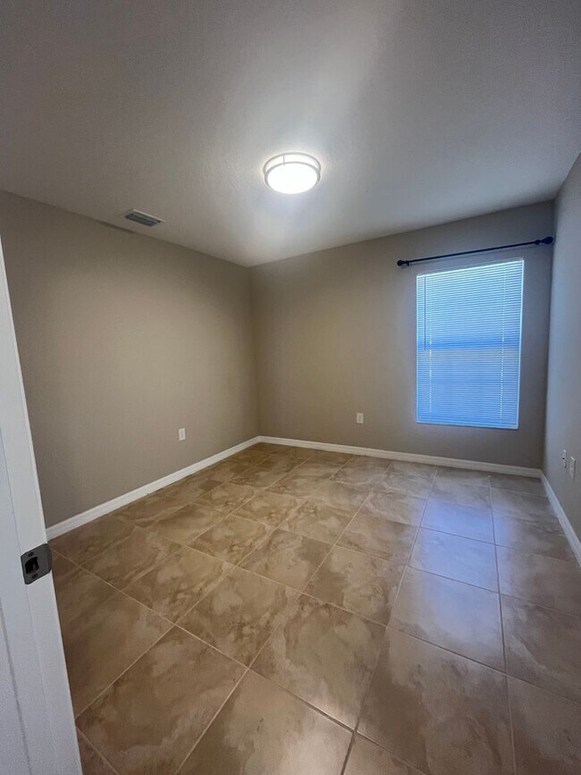 Building Photo - Newer Home with Fenced in Yard!!