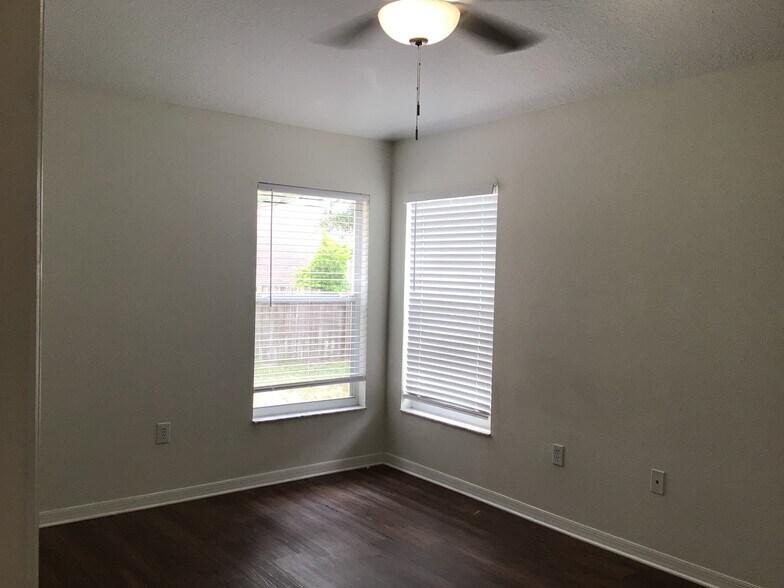 Building Photo - 715 Somerstone Dr