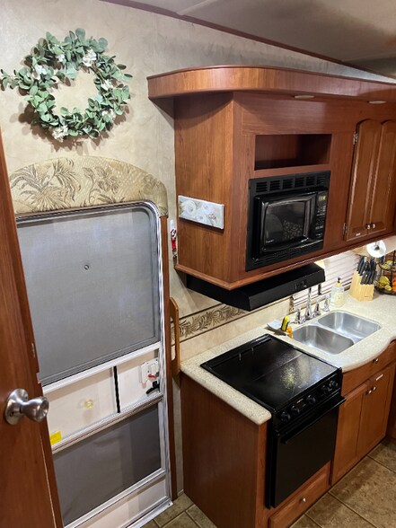 Building Photo - 7560 Chelsea Rd