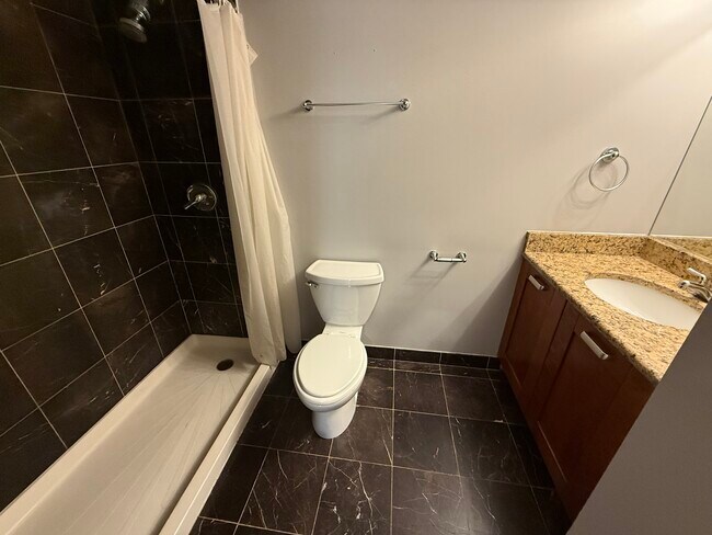 Building Photo - 6954 N Greenview Ave