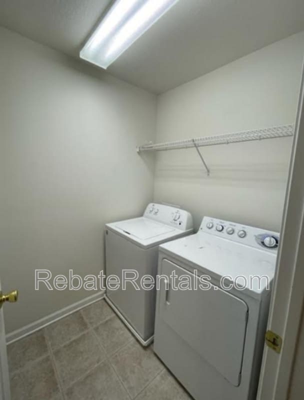 Building Photo - 11043 Castlemain Cir E