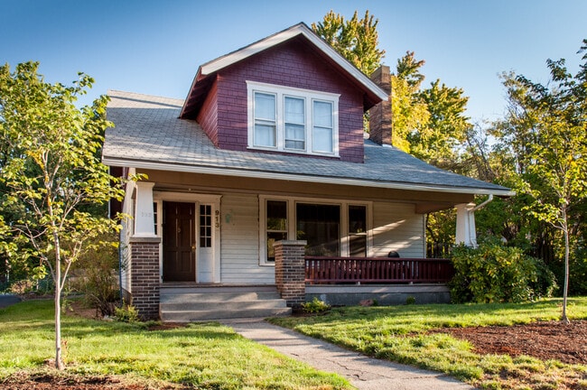 Primary Photo - 913 E Isaacs Ave
