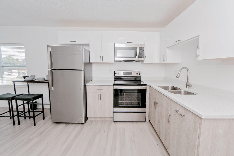 Primary Photo - 905 W 12th St