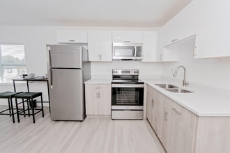 Building Photo - 905 W 12th St