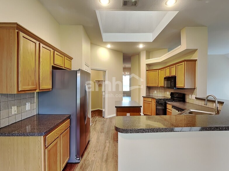 Building Photo - 2430 Fieldcrest Dr