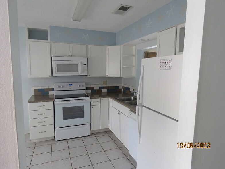 Building Photo - 416 Narvaezi St