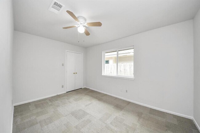 Building Photo - 9615 Meadowvale Dr