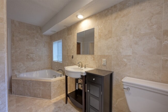 Building Photo - 2230 Lakeville Dr