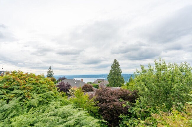 Building Photo - 3Bd/3Ba Bellevue House