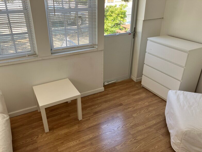 Building Photo - 1922 Baltimore Ave