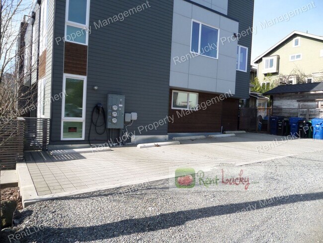 Building Photo - Spectacular VIEW 2 Bedroom+Den Townhome, Zoned For Residential & Commercial Use! Live and Work in...