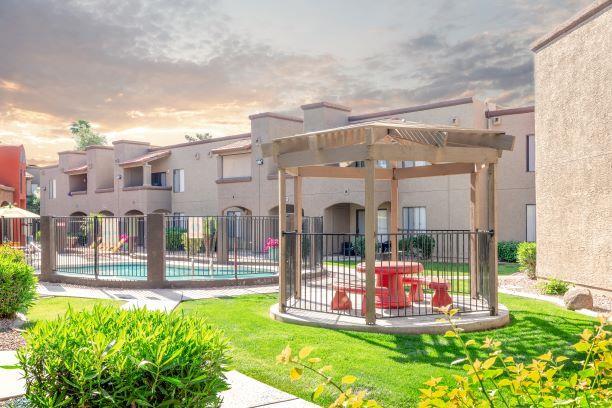 Garden Gazebo & Pool Area - Glen Oaks Apartments