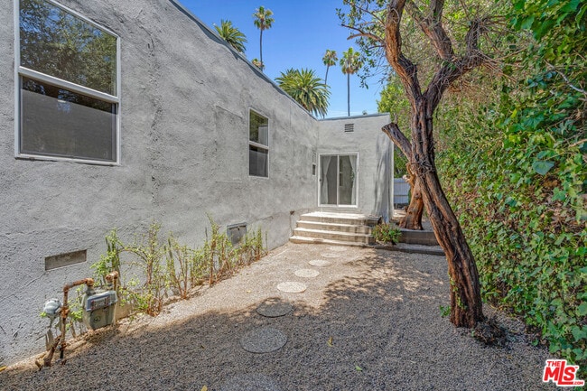 Building Photo - 621 N Bedford Dr