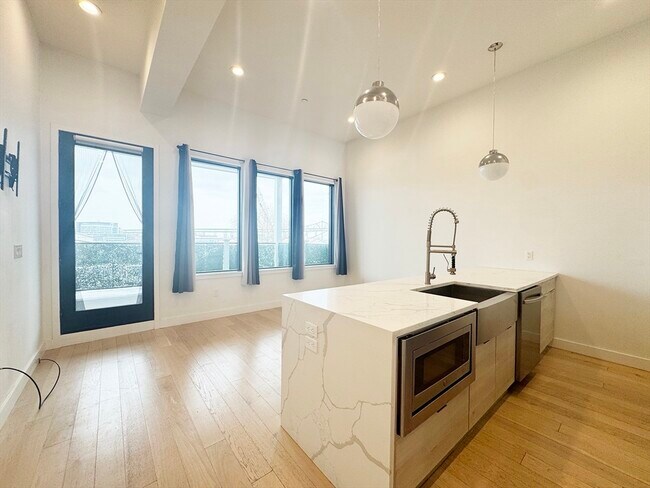 Building Photo - 360 Meridian St