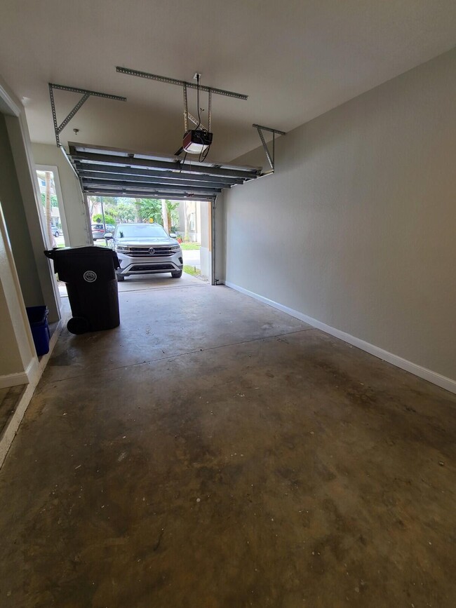 Building Photo - 590 Amador Ln