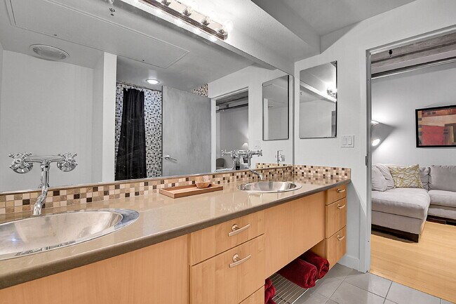 Building Photo - $1,850, 1 bed, 1.5 bath located in Denver ...