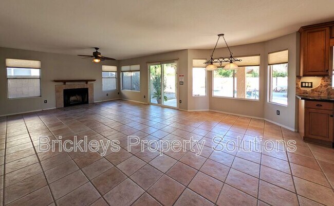 Building Photo - 2340 W Myrtle Dr